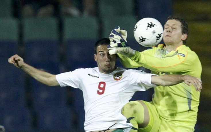 Ивелин Попов с капитанската лента срещу Беларус