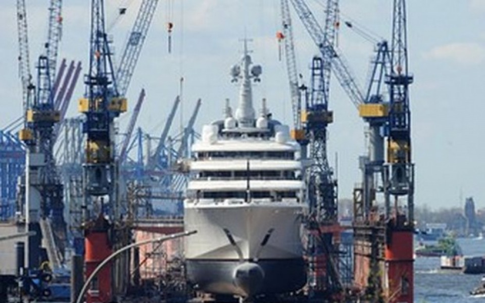 Новата яхта на Абрамович не се събира в антибското пристанище