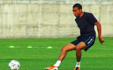 Черноморец подписа за три години с нападател от Оксер