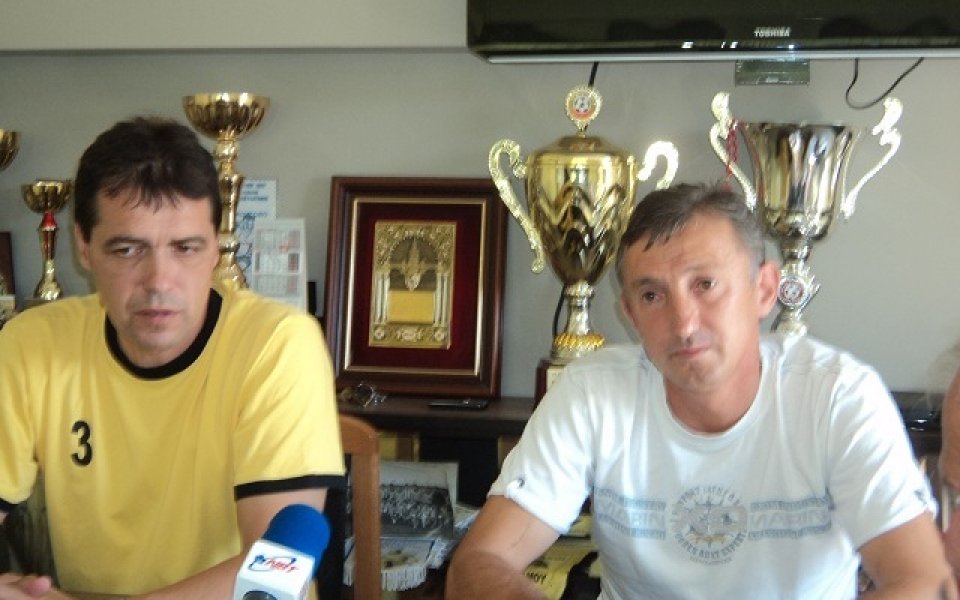 Фенове на Ботев критикуват Бакалов, той им отговаря