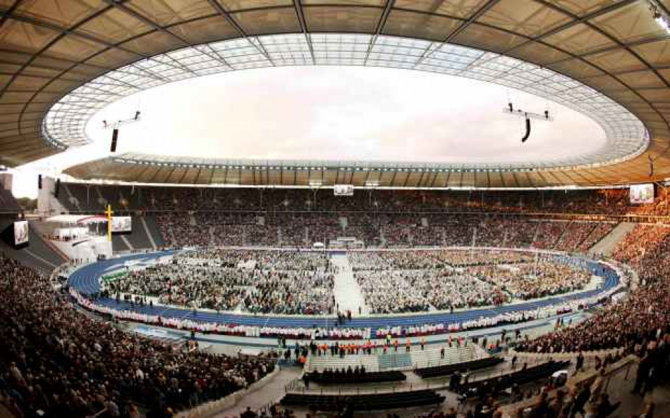 СНИМКИ: 80 000 препълниха Олимпиащадион без Херта да играе мач