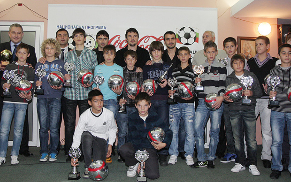 ВИДЕО: Йовов и Янчев наградиха най-добрите млади футболисти от националната програма „Децата и футболът” 2011