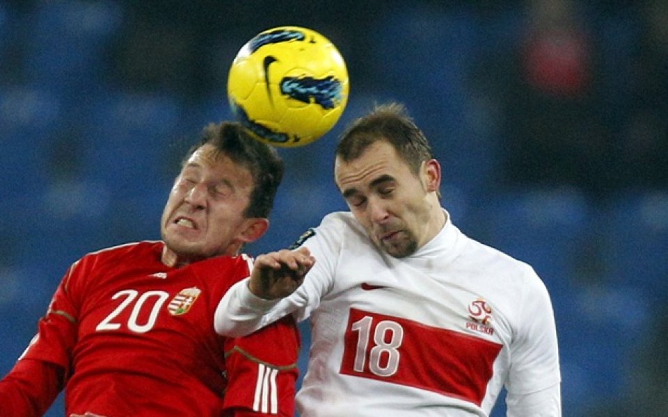 Усмириха феновете в Полша: Върнаха орела върху екипите за Евро 2012
