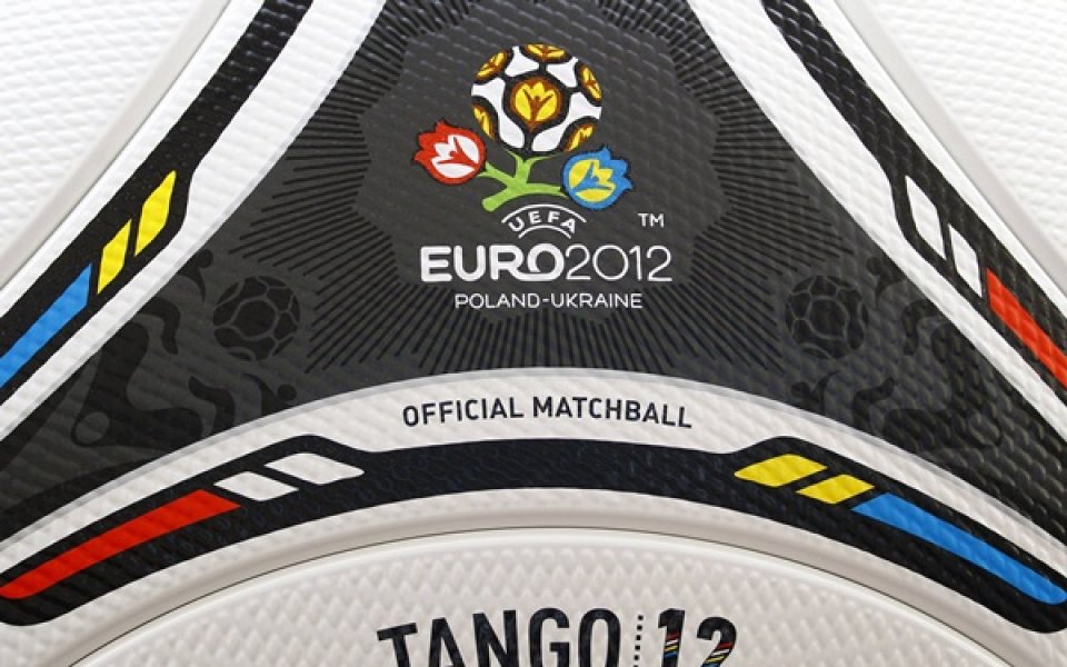 СНИМКИ: Представиха официалната топка на Евро 2012