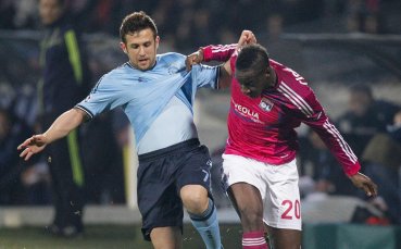 Челси се интересува от бек на Лион