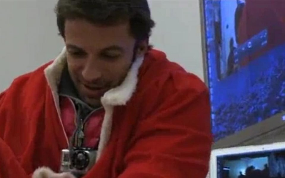 ВИДЕО: Алекс Дел Пиеро обикаля по улиците, маскиран като Дядо Коледа