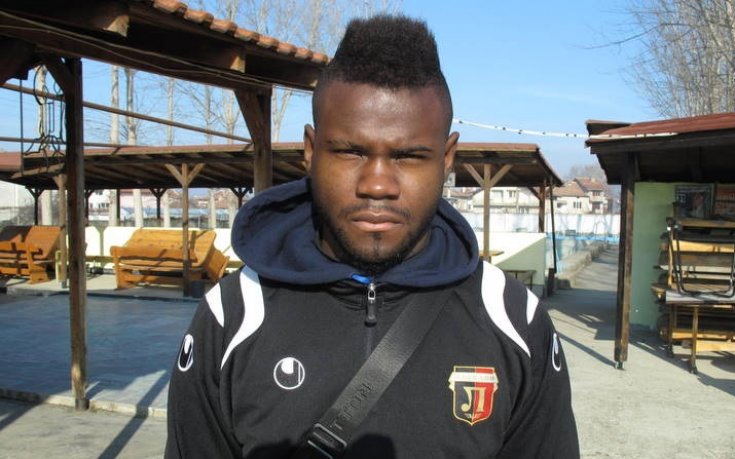 Младежки национал на Конго, играл с Базил де Карвальо, започна проби в Локо Пд