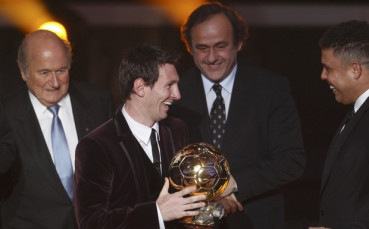 СНИМКИ: Меси излиза със златни бутонки срещу Реал