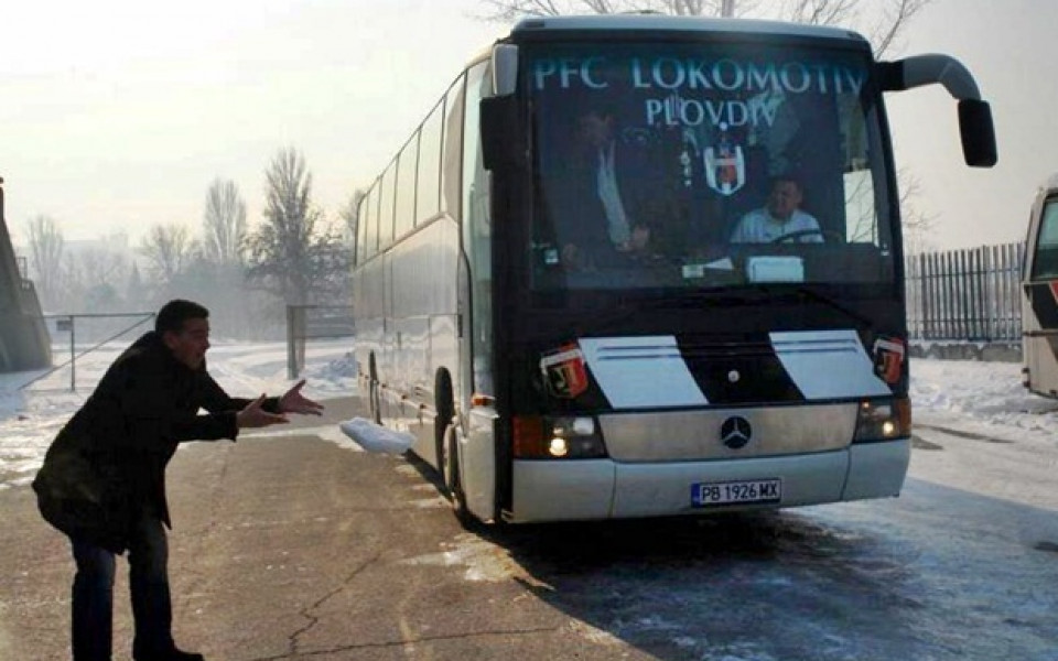 СНИМКИ: На -22 градуса Наско Узунов хвърли за късмет лед вместо вода пред автобуса