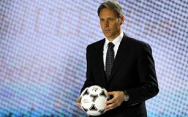 Ван Бастен се завръща в треньорството, поема Хееренвеен