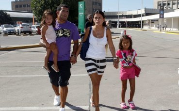 СНИМКИ: Три месеца по-късно - Карлос Тевес пое обратно към Манчестър