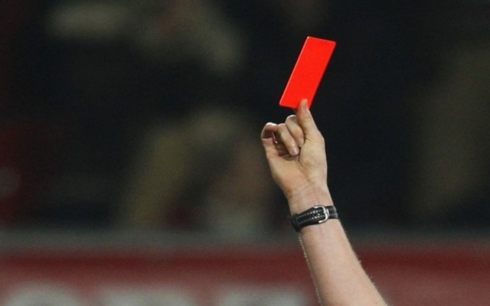 Английски съдия показа 5 червени картон под душовете