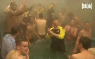 ВИДЕО: Борусия Дортмунд отпразнува титлата с голо парти в басейна