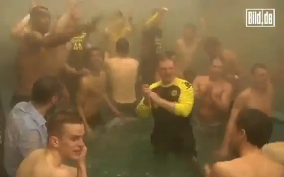 ВИДЕО: Борусия Дортмунд отпразнува титлата с голо парти в басейна