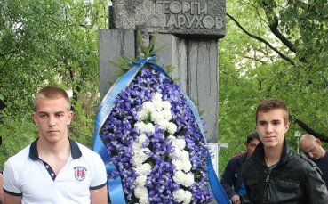 СНИМКИ И ВИДЕО: Футболисти, ветерани, деца и фенове на Левски почетоха Георги Аспарухов