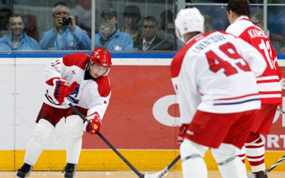 СНИМКИ: Путин игра хокей и заби два гола