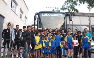 Часовник, който да отброява минутите до купите, подариха на Лудогорец ученици от Помощно училище