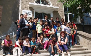 СНИМКИ: 80-сантиметрова плазма дариха футболистите от Лудогорец на социален дом