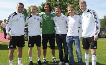 СНИМКИ: Шумахер и Розберг посетиха лагера на германските национали