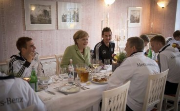 Германският канцлер няма да гледа Бундестима в груповата фаза
