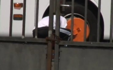ВИДЕО: Холандски фен закопча автобуса на Германия