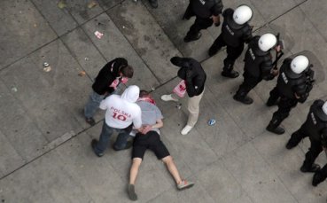 Осъдиха осем фена на Полша