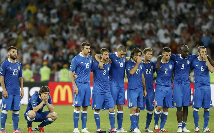 Италианците излизат с черни ленти срещу Германия