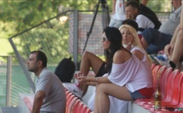 ВИДЕО: Засукани австрийки гледат Локо Пловдив срещу Стяуа