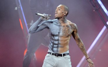 Крис Браун и Уейн Рууни вилнеят в нощно заведение