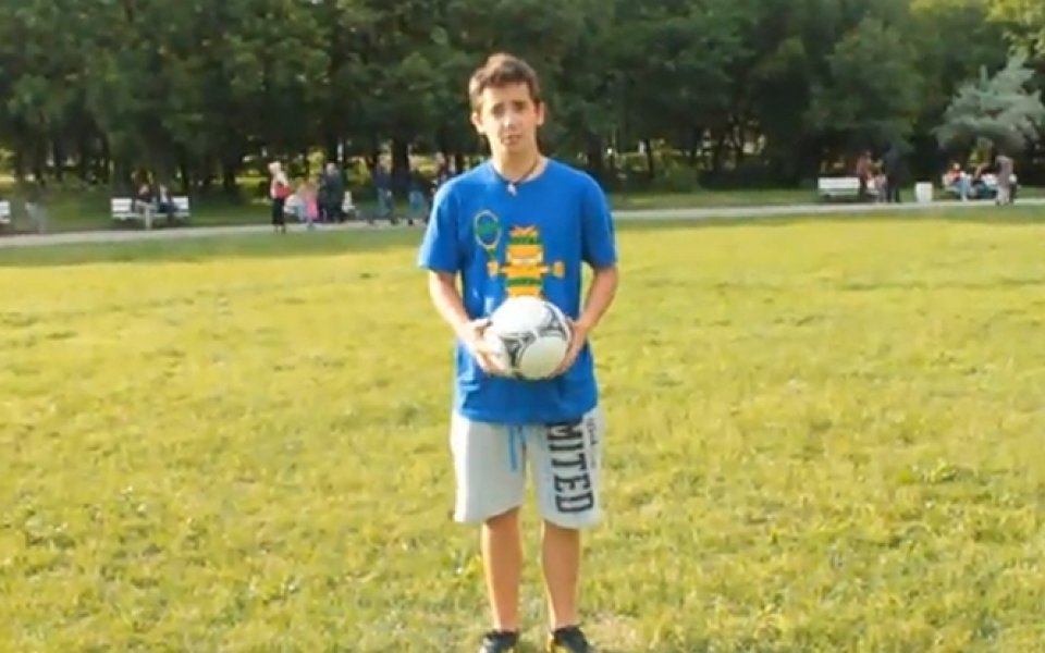 ВИДЕО: 15-годишен българин получи шанс да тренира с Робин ван Перси