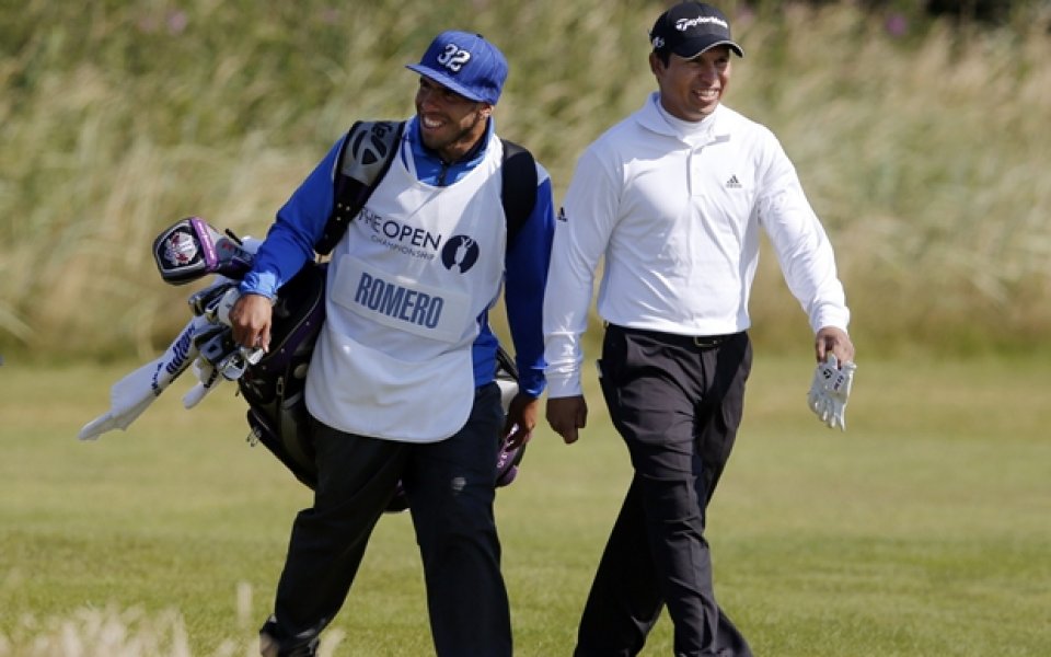 СНИМКИ: Карлос Тевес стана голф помощник, носи стиковете на престижен турнир