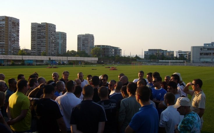 ФОТО: Илиан Илиев разговаря с фенове на терена, опита се да ги успокои