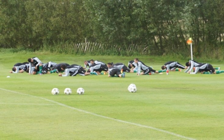 ВИДЕО и СНИМКИ: Лудогорец с първо занимание в Англия, Дяков тренира с маска