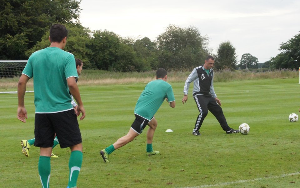 ВИДЕО: В Лудогорец се върнаха в училище – играят народна, Петев тренира с отбора