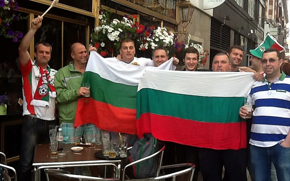 ВИДЕО и СНИМКИ: Българските фенове преди волейболния мач срещу Аржентина
