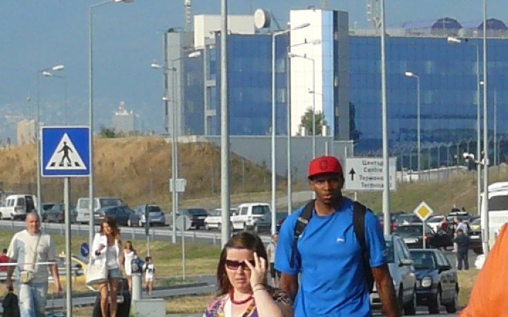 СНИМКИ: Националите влачиха сакове заради заграденото летище в София