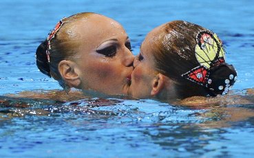 Целувка между плувкини разбуни духовете