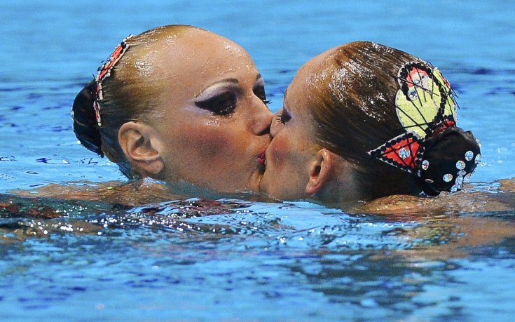 Целувка между плувкини разбуни духовете