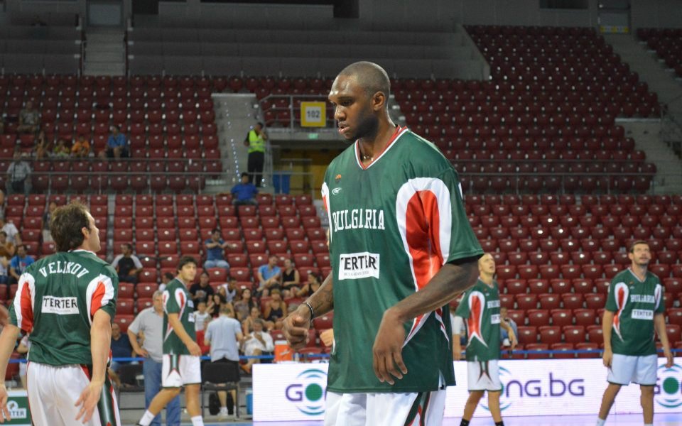 Националът Симънс подписа в Италия