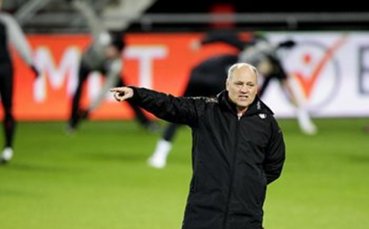 Мартин Йол се надява Демпси да остане във Фулъм