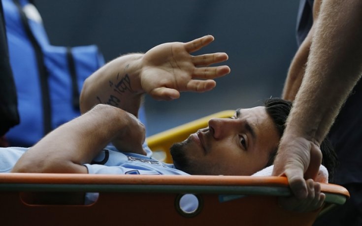 Агуеро напусна терена на носилка след само 13 минути срещу Саутхемптън