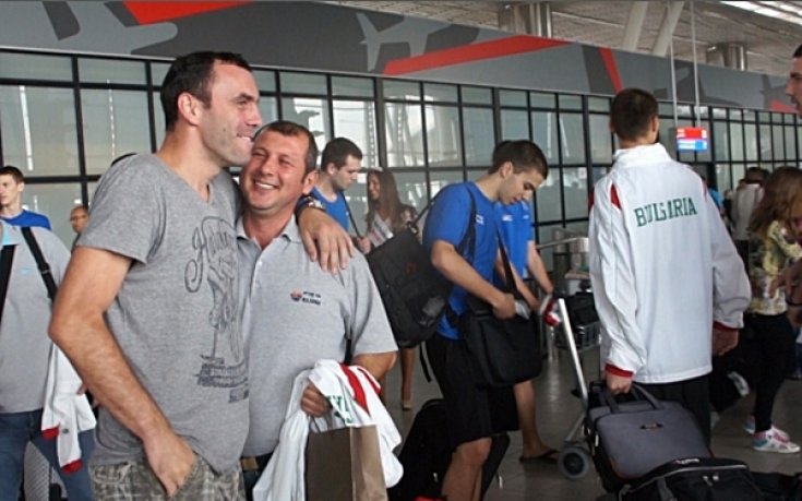 ВИДЕО: Тодор Стойков и Мис Национален отбор посрещнаха юношите