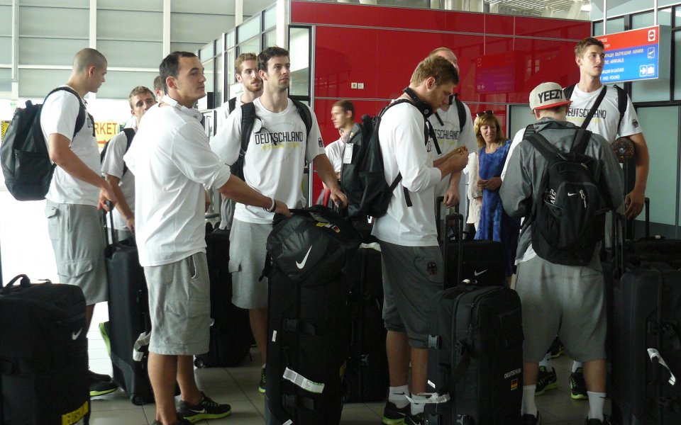 СНИМКИ: Германия пристигна в София, бяга от ролята на фаворит