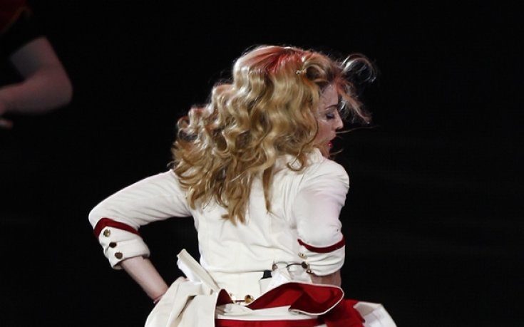 СНИМКИ: Мажоретката Мадона предизвика критична вълна