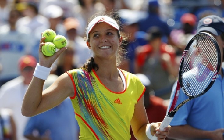 Британска тийнейджърка отстрани На Ли