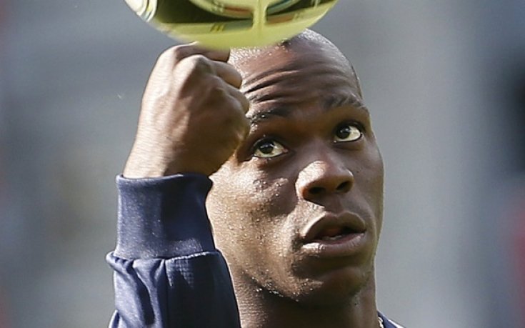 Балотели ще оперира очите си