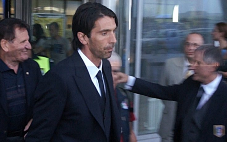 ВИДЕО: Италия е в София, посрещнаха ги Мис Национален отбор и 20 фена