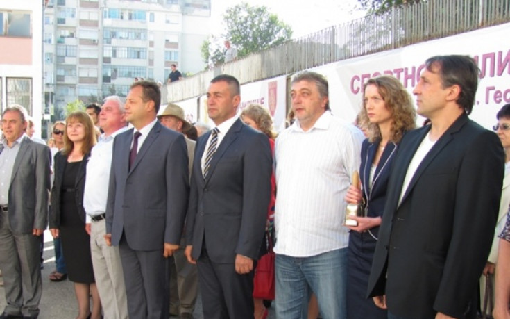 Свилен Нейков награждава победителите от турнира Децата и футбола