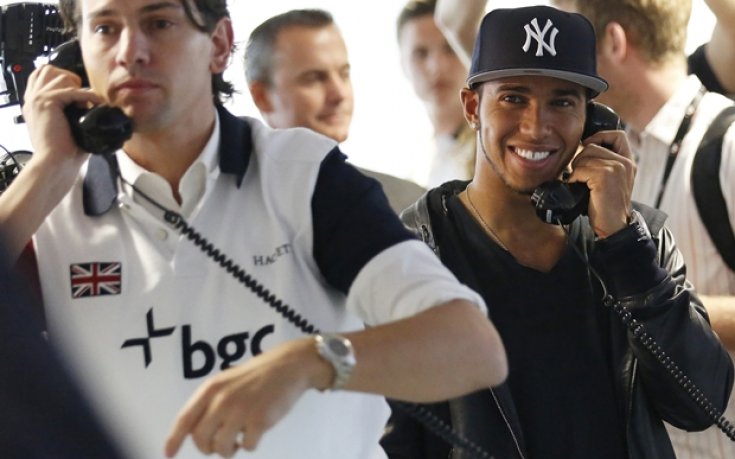 Хамилтън не се впечатлява от „глупостите“ около контракта му