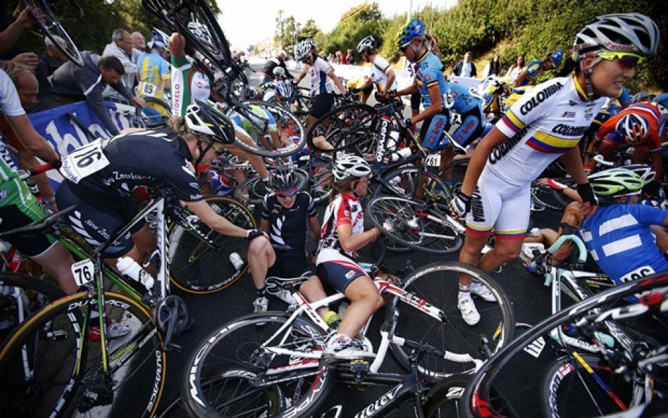 СНИМКИ: Масова катастрофа по време на Световното по колоездене